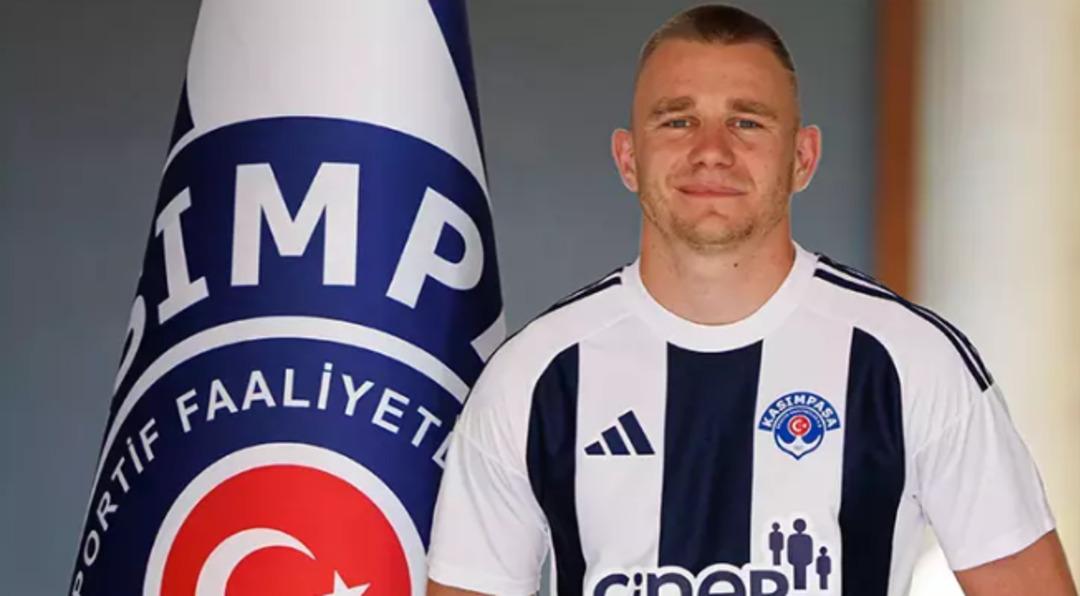 Fenerbahçe de oynadığı dönemde taraftarın sevgilisiydi! Attila Szalai resmen geri döndü... İşte yeni takımı 1