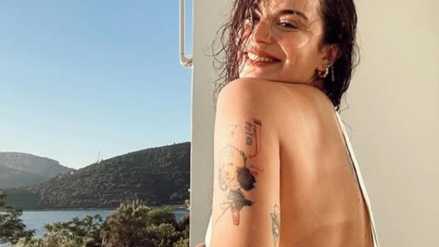 Aslı Bekiroğlu rapçi sevgilisiyle aşka geldi! Plajda dudak dudağa...