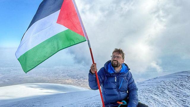 Gazeteci Adem Metan Ağrı Dağı’nın zirvesine Filistin bayrağı dikti! Bir halkın acısı bu kadar görünmez olamaz