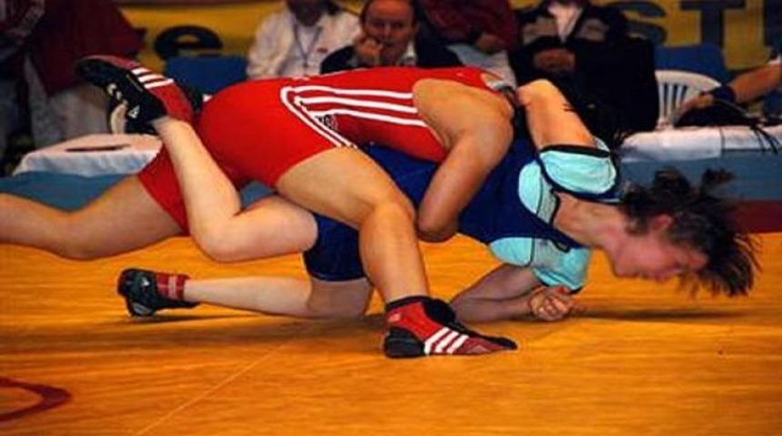 Antren&ouml;r, kadın g&uuml;reş&ccedil;iyi tekme tokat d&ouml;vd&uuml;!