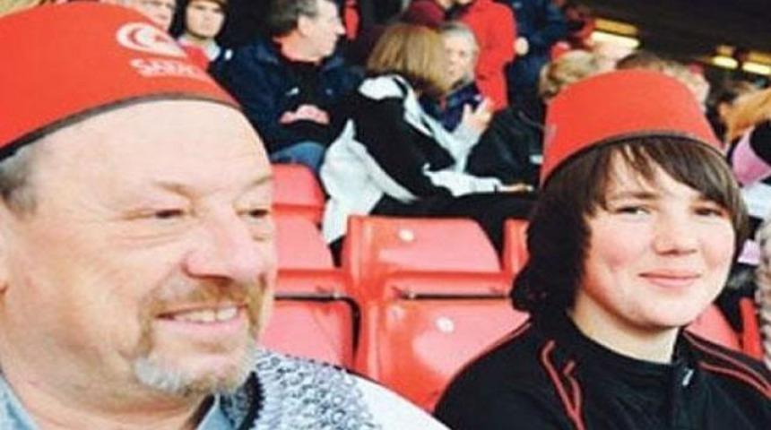 Başında fes, g&ouml;ğs&uuml;nde Ay-Yıldız var..!