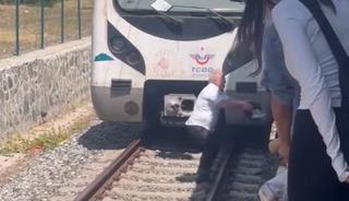 Raylara düşen kediyi kurtarmak için treni durdurdu