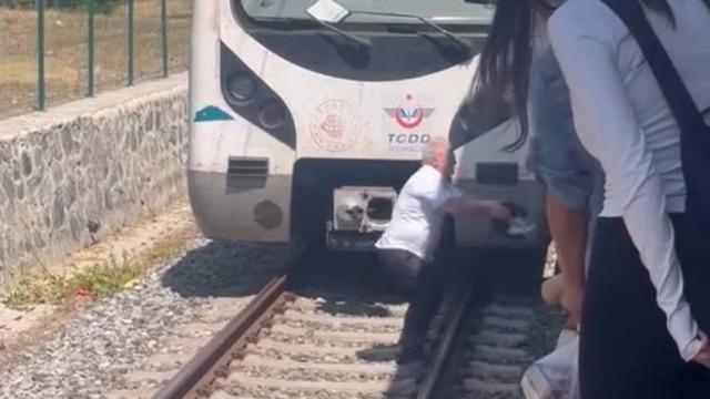 Bakırköy'de yürek ısıtan olay: Raylarda duran yavru kediyi fark eden makinist treni durdurdu