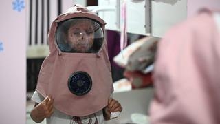 10 yaşındaki Cemile 8 yıldır güneşe hasret: Vücudu sünger gibi kendi kendini çekiyor!