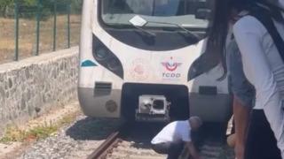 Raylara düşen kediyi kurtarmak için treni durdurdu, raylara indi