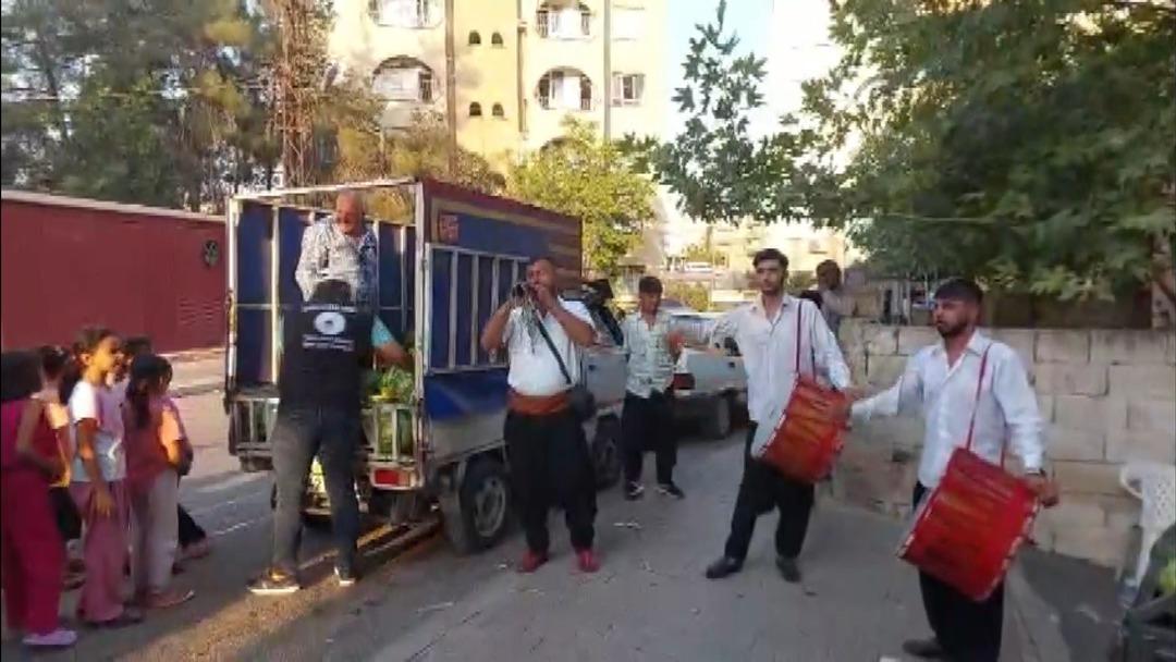 Davul zurna ile bedava dağıttı! 10 dakikada bitti  1