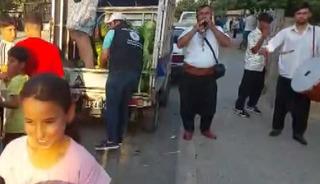 Davul zurna ile bedava dağıttı!