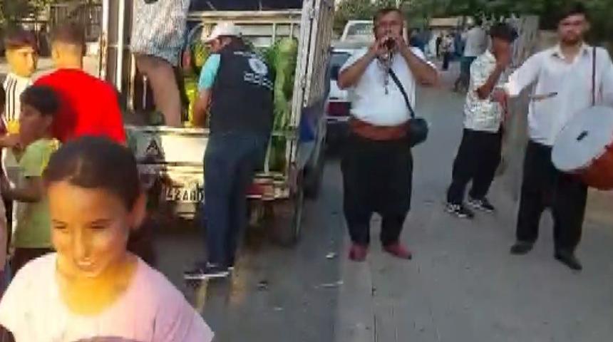 Davul zurna ile bedava dağıttı! 10 dakikada bitti 