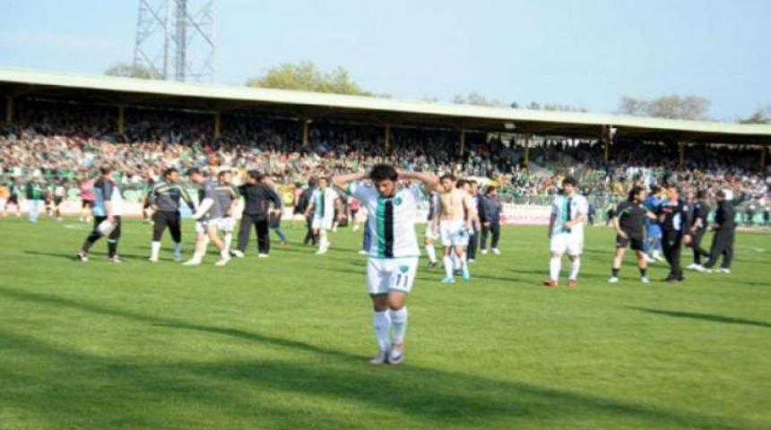 Bilerek kendi kalesine gol attı! (Video)