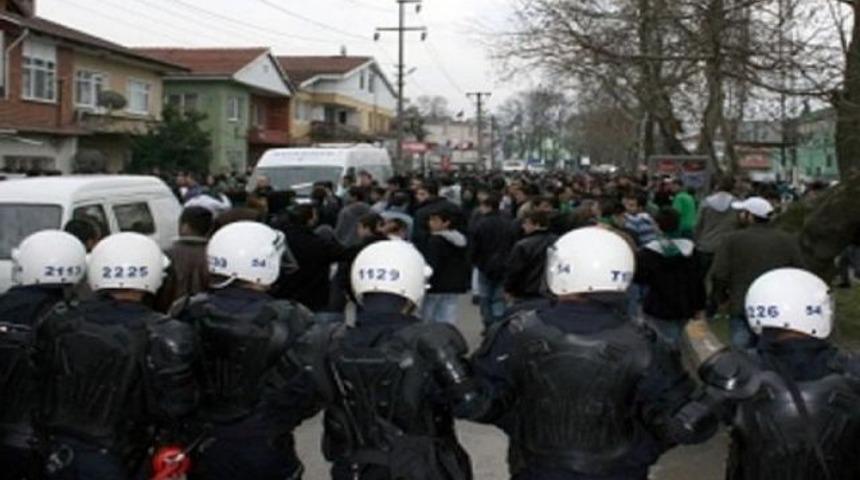 Sakaryalı taraftarlara bı&ccedil;aklı saldırı!
