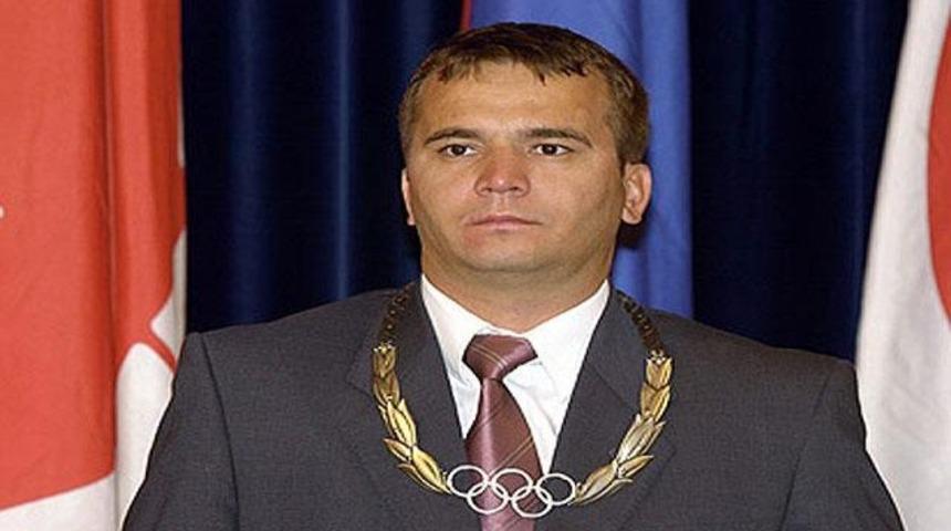 Naim S&uuml;leymanoğlu'na arı saldırısı!