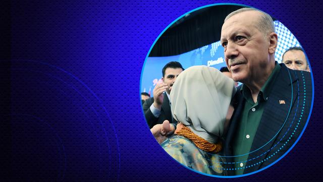 Emine Erdoğan eşinin omzunda gözyaşlarına boğuldu