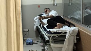 Bacağını ısıran yılan ile hastaneye gitti