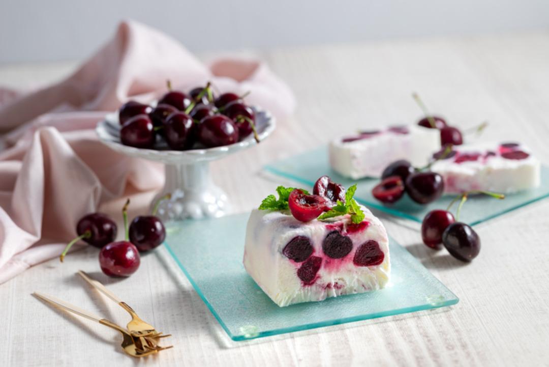 Bu tatlı yaz ayının trendi oldu: Kirazlı italyan semifreddo tarifi! Pratik ve leziz kirazlı semifreddo tarifi... 1