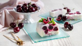 Bu tatlı yaz ayının trendi oldu: Kirazlı italyan semifreddo tarifi! Pratik ve leziz kirazlı semifreddo tarifi...