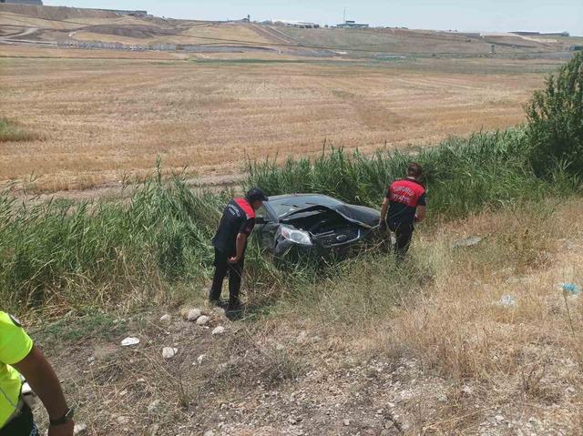 Çorum’da otomobil şarampole uçtu:2 yaralı 1