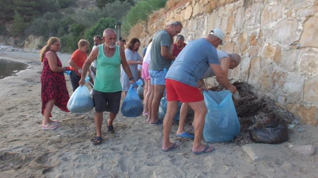 Balıkesir'de vatandaşlar sahil temizliği için imece yaptı