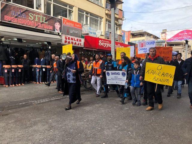 Depreme dikkat çekmek için yürüyüş yaptılar