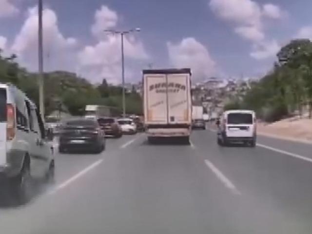 Büyükçekmece'de zincirleme kaza kamerada