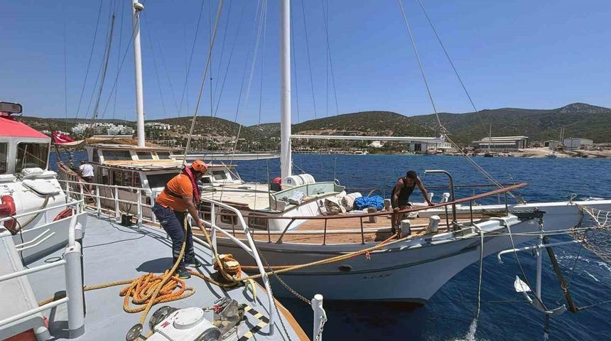 Bodrum’da içinde 6 kişi bulunan ve su alan tekne kurtarıldı