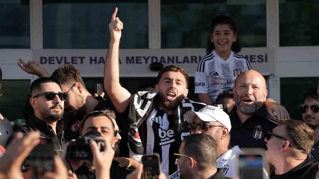 Türkiye rekorunun kırıldığı Orkun Kökçü, Beşiktaş için İstanbul'a geldi, röportaj esnasında gözyaşlarını tutamadı