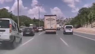 İstanbul'da trafik kazası! Saniye saniye böyle görüntülendi