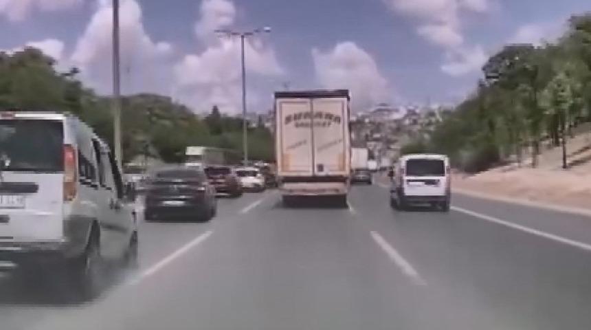 İstanbul'da trafik kazası! Saniye saniye böyle görüntülendi