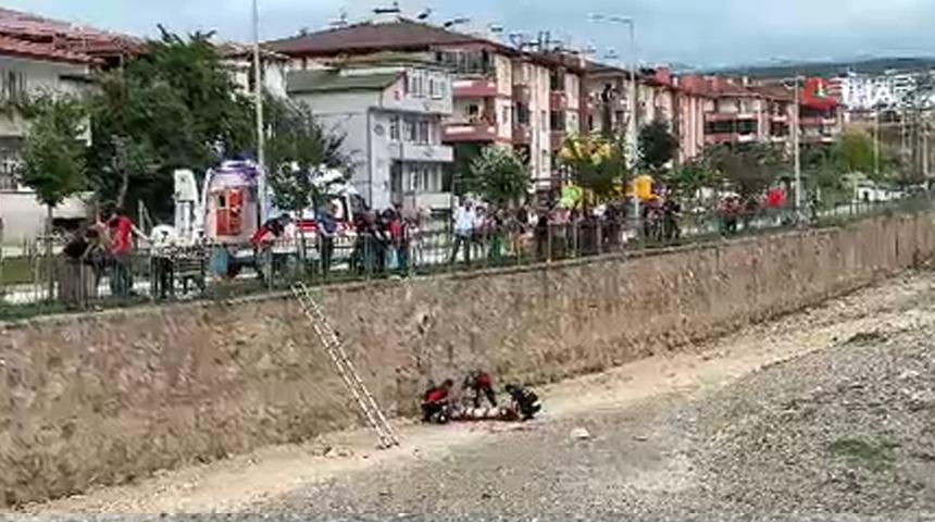 Kediye yardım etmek isterken su kanalına düşen genç kız ayağını kırdı
