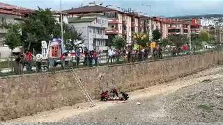Kediye yardım etmek isterken su kanalına düşen genç kız ayağını kırdı