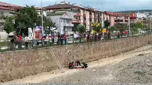 Kediye yardım etmek isterken su kanalına düşen genç kız ayağını kırdı