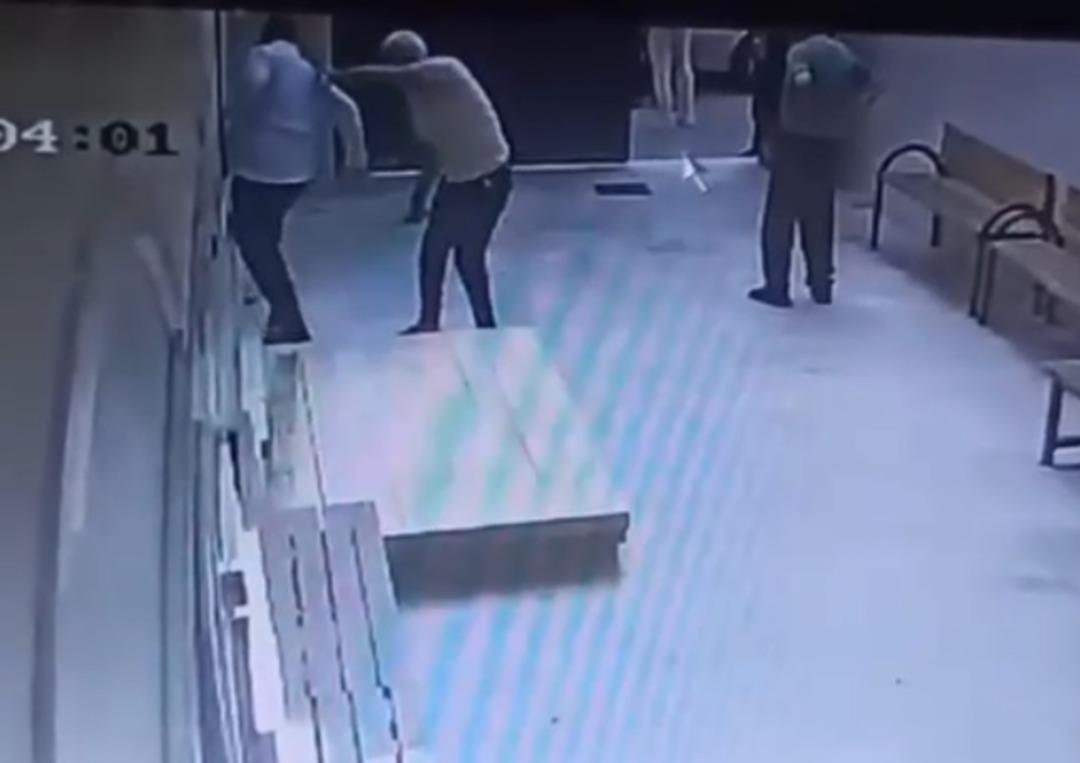 Cami avlusunda uyuşturucu skandalı! Kendisini uyaran müezzini bıçakladı! 1