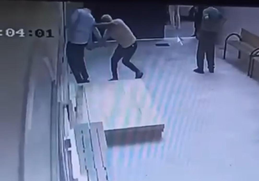 Cami avlusunda uyuşturucu skandalı! Kendisini uyaran müezzini bıçakladı! 2