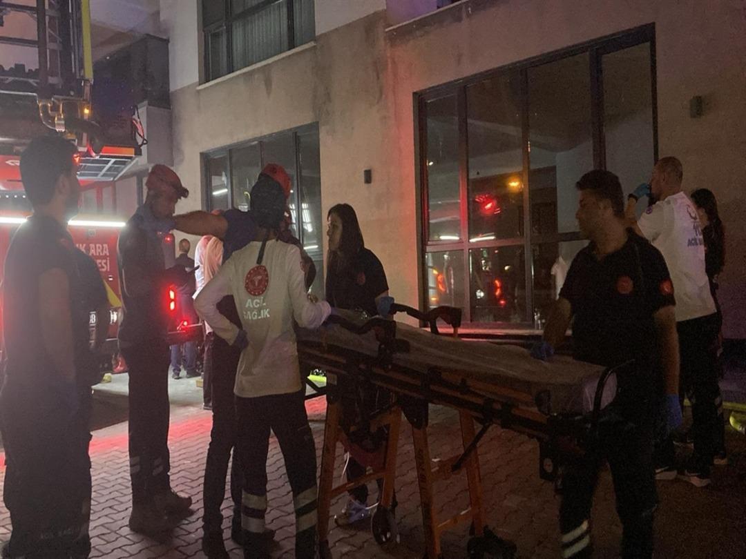 Ankara da 26 katlı binada yangın paniği! Vatandaşlar tahliye ediliyor, dumandan etkilenenler oldu 2