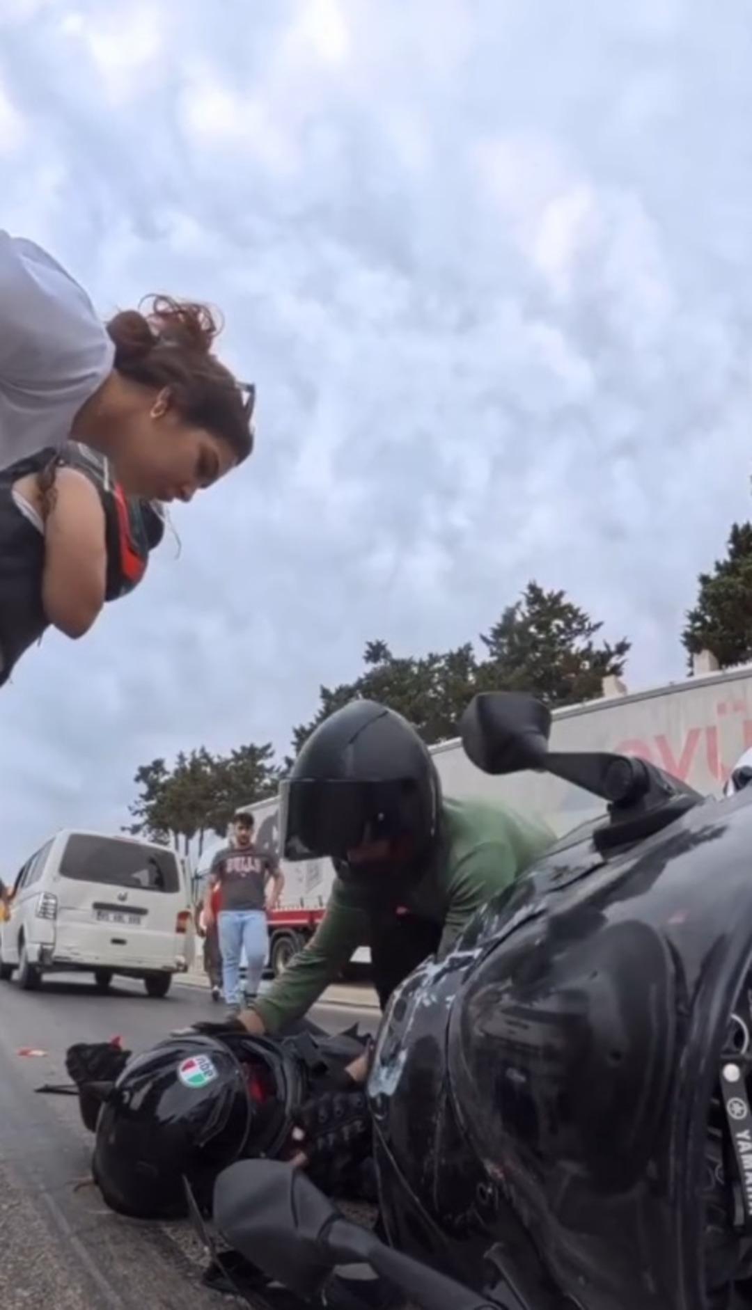 Motosikletin trafik ışıklarında bekleyen minibüse çarptığı kaza kamerada 1