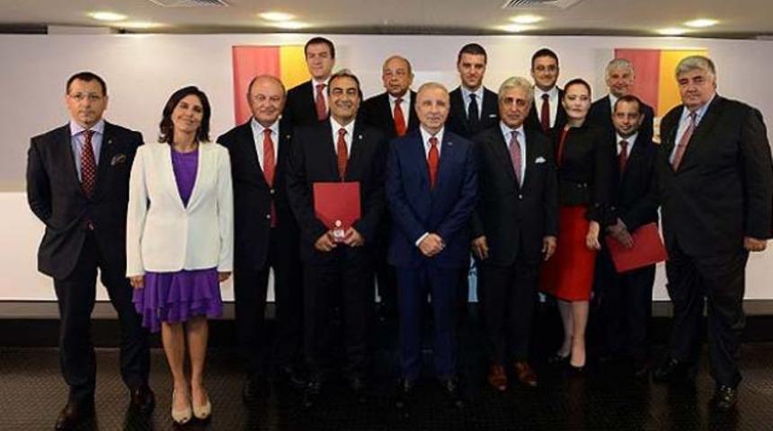 Candan Erçetin, Ünal Aysal'ın yardımcısı oldu