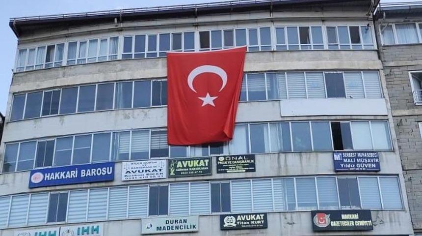 Hakkari’de ‘Terörsüz Türkiye’ye bayraklı destek