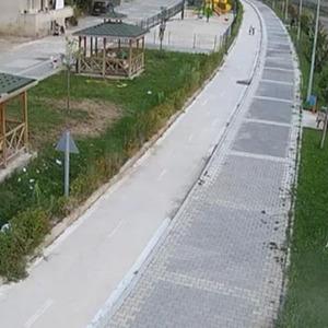 Kediye yardım etmek istedi, kanala düşerek ayağını kırdı