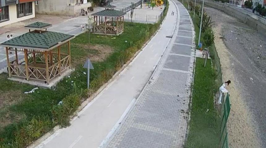 Kediye yardım etmek istedi, kanala düşerek ayağını kırdı