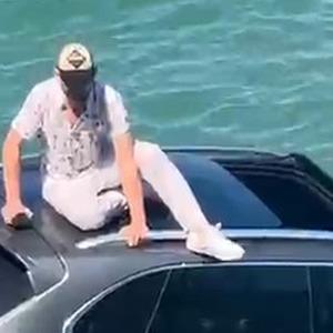 Ayvalık'ta otomobil denize uçtu