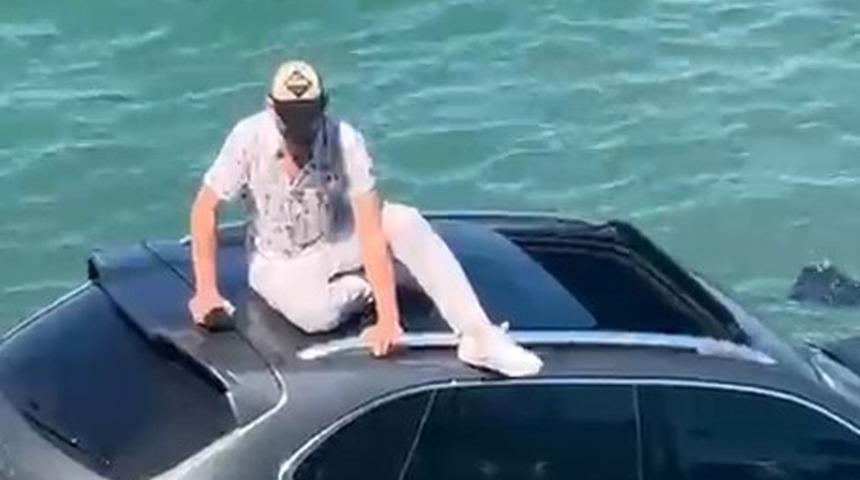Ayvalık'ta otomobil denize uçtu