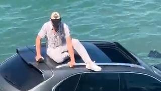 Ayvalık'ta otomobil denize uçtu