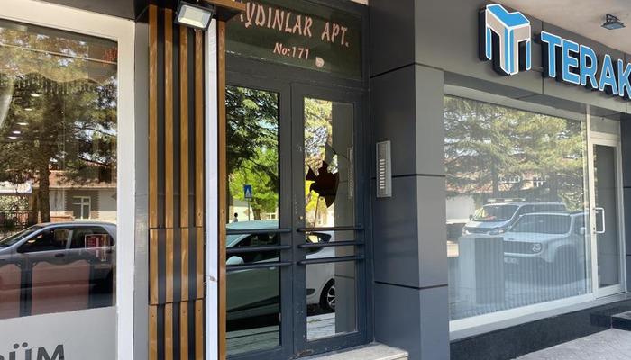 20585111-700x400 Apartman kapısının camını taş fırlatarak kırdılar
