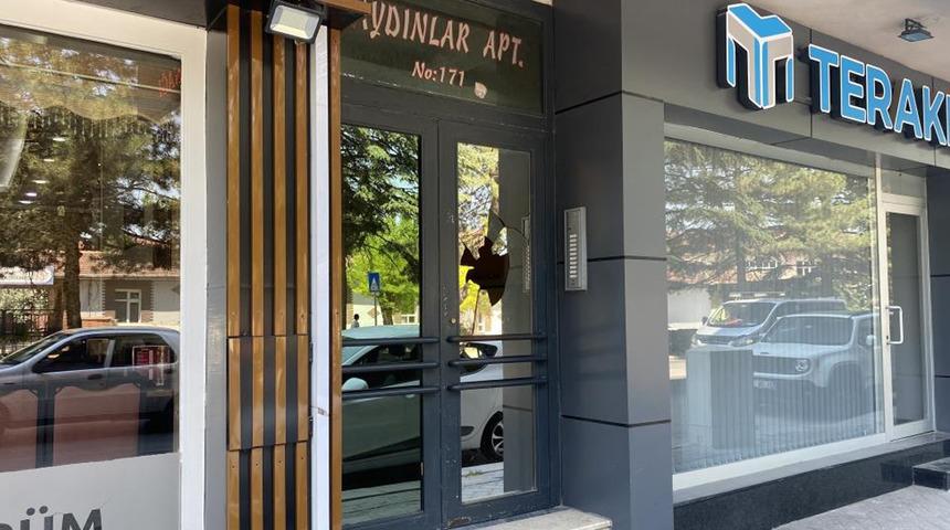 Apartman kapısının camını taş fırlatarak kırdılar