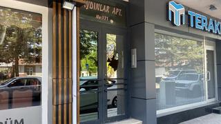 Apartman kapısının camını taş fırlatarak kırdılar