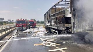 Kaza yapan tır alev alev yandı