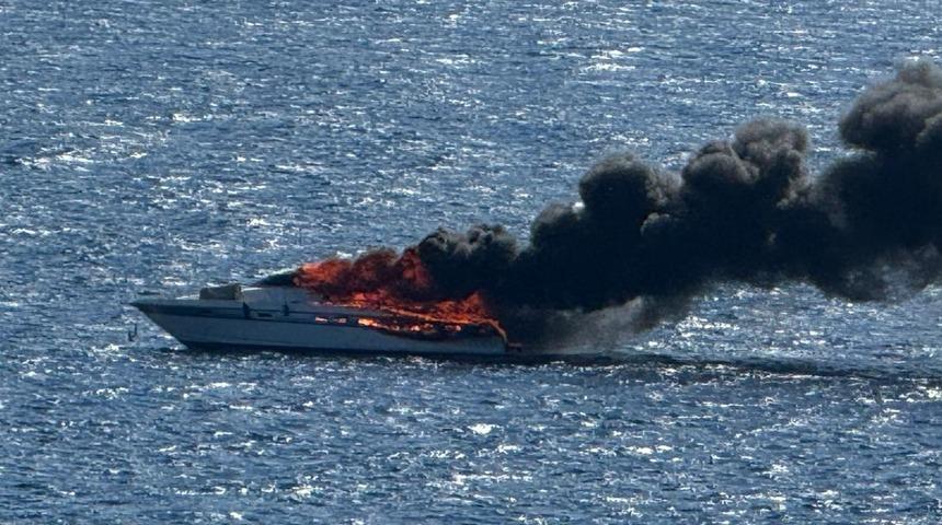 İzmir'de yangın çıkan motoryat kullanılamaz hale geldi
