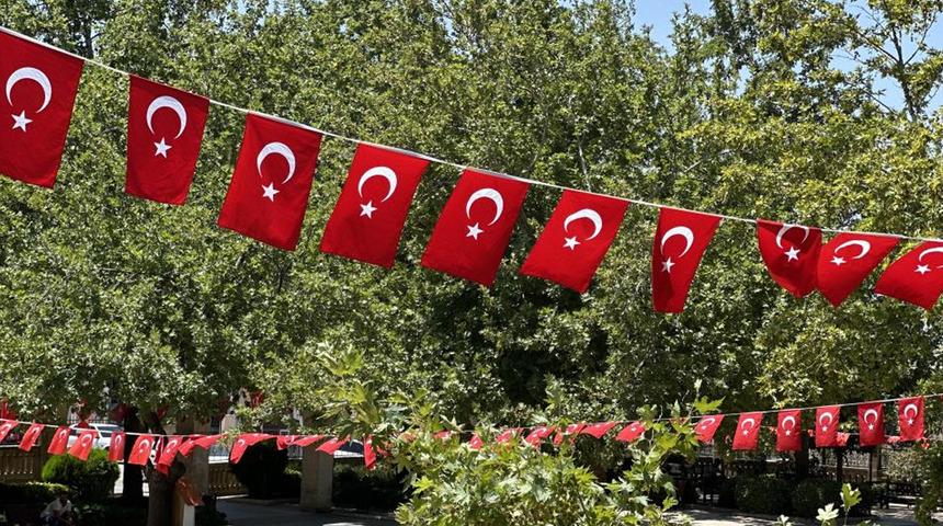 Siverek ay yıldızlı bayraklarla donatıldı