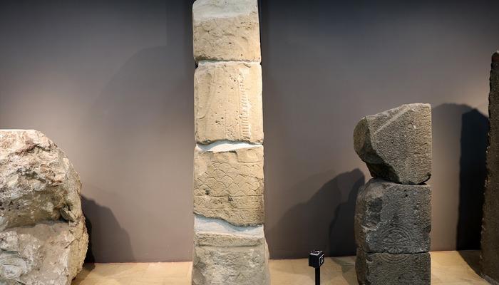 20585330-700x400 Sivas Arkeoloji Müzesinde sergilenen stelde, Hititlerden 4 kuşağa ait bilgiler yer alıyor