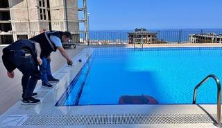 Akülü arabasıyla havuza düşen çocuk boğulma tehlikesi geçirdi