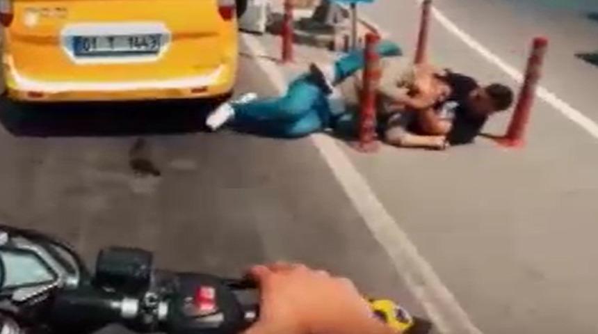  İki gencin telefon kavgası kamerada!